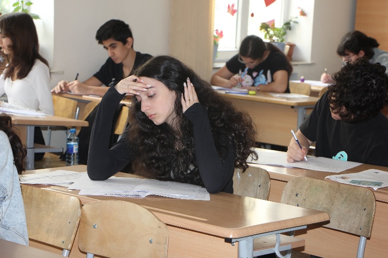 İxtisas seçimində təzyiq: “Gənclərdə panik atak, stress, təşviş yaranır”