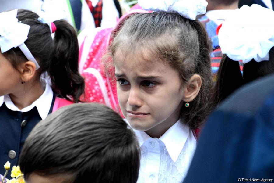 Ağlayan uşaqlar, narahat valideynlər: Məktəbə başlamaq asandırmı?