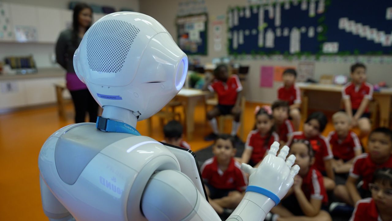 Süni intellekt təhsildə: “Robot repetitor”lar müəllimlərin yerini tutacaq?