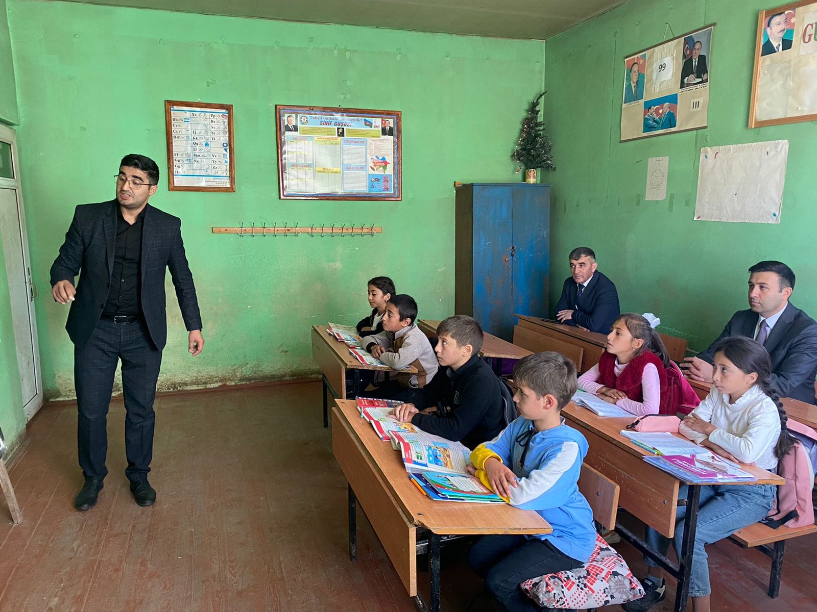 Ən çox müəllim harada çalışır: şəhərdə, yoxsa kənddə?