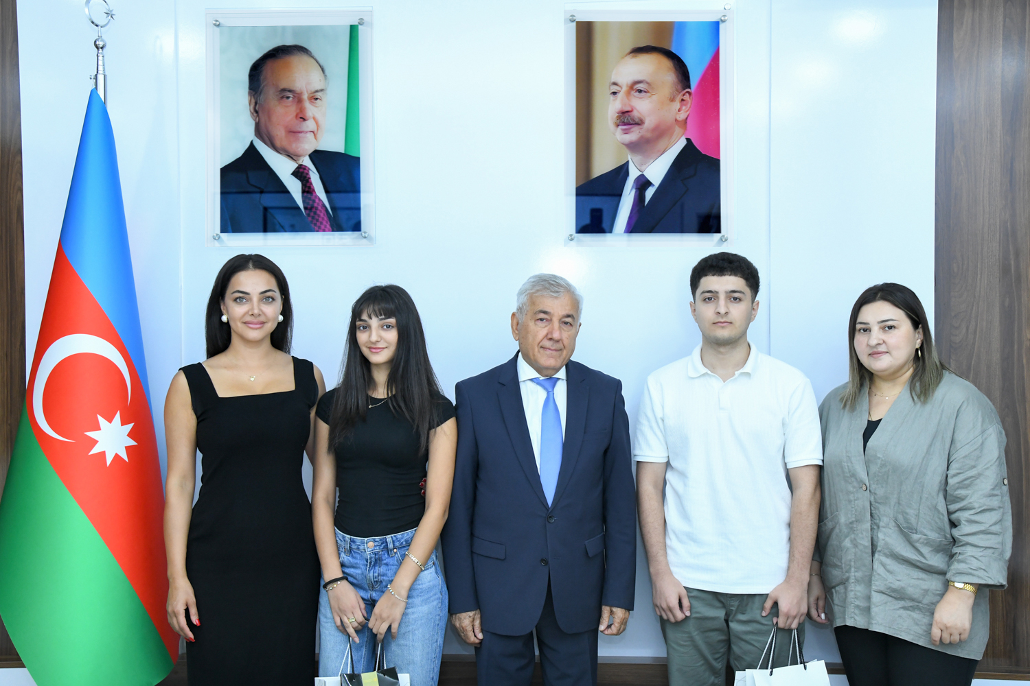 Rektor BMU tələbəsi adını qazanan şəhid övladları ilə görüşüb