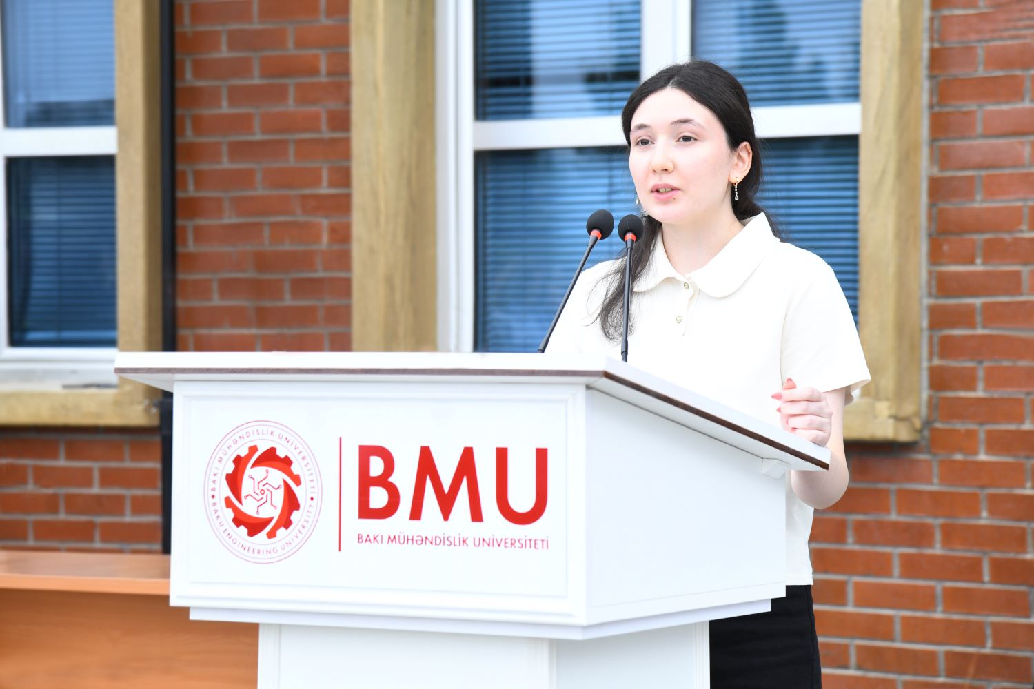 BMU-nun yüksək ballı tələbəsi: “Qarşımızda böyük və şərəfli vəzifə dayanır”