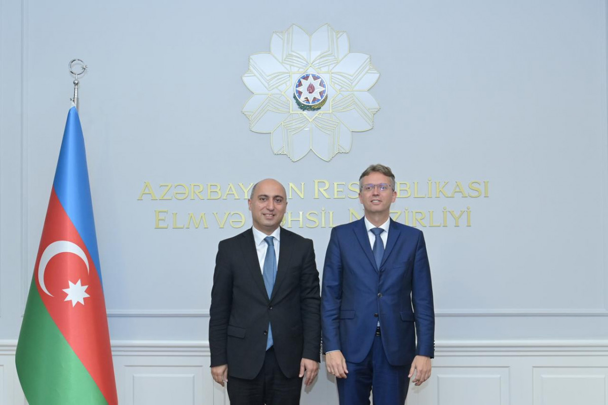 Emin Əmrullayev Macarıstan naziri ilə görüşüb