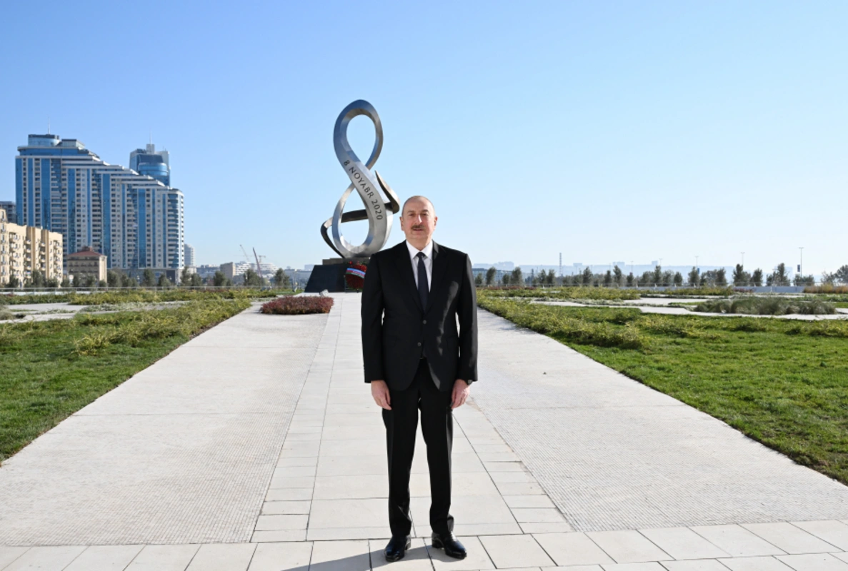 İlham Əliyev şəhidlərin xatirəsini bir dəqiqəlik sükutla yad edib