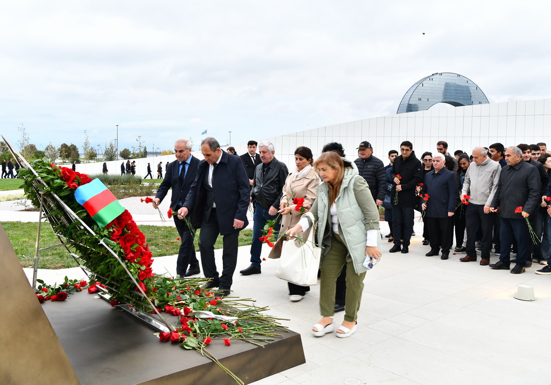 Anım Günü münasibətilə ADNSU-nun kollektivi Zəfər Parkını ziyarət ediblər