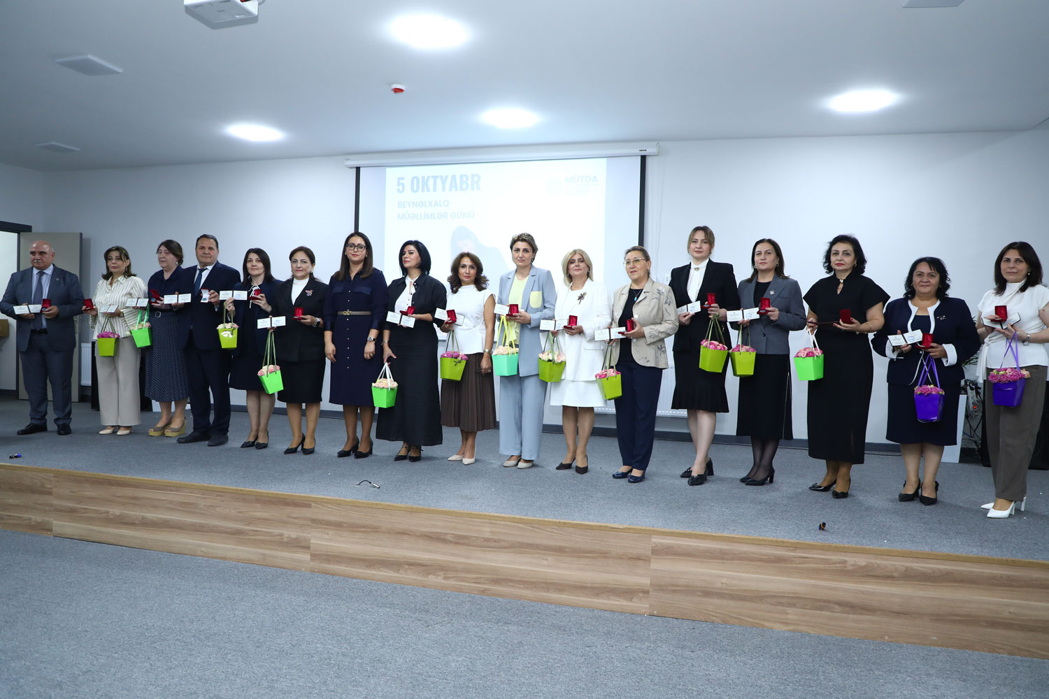 BŞTİ Təhsil işçilərini təltif edilib