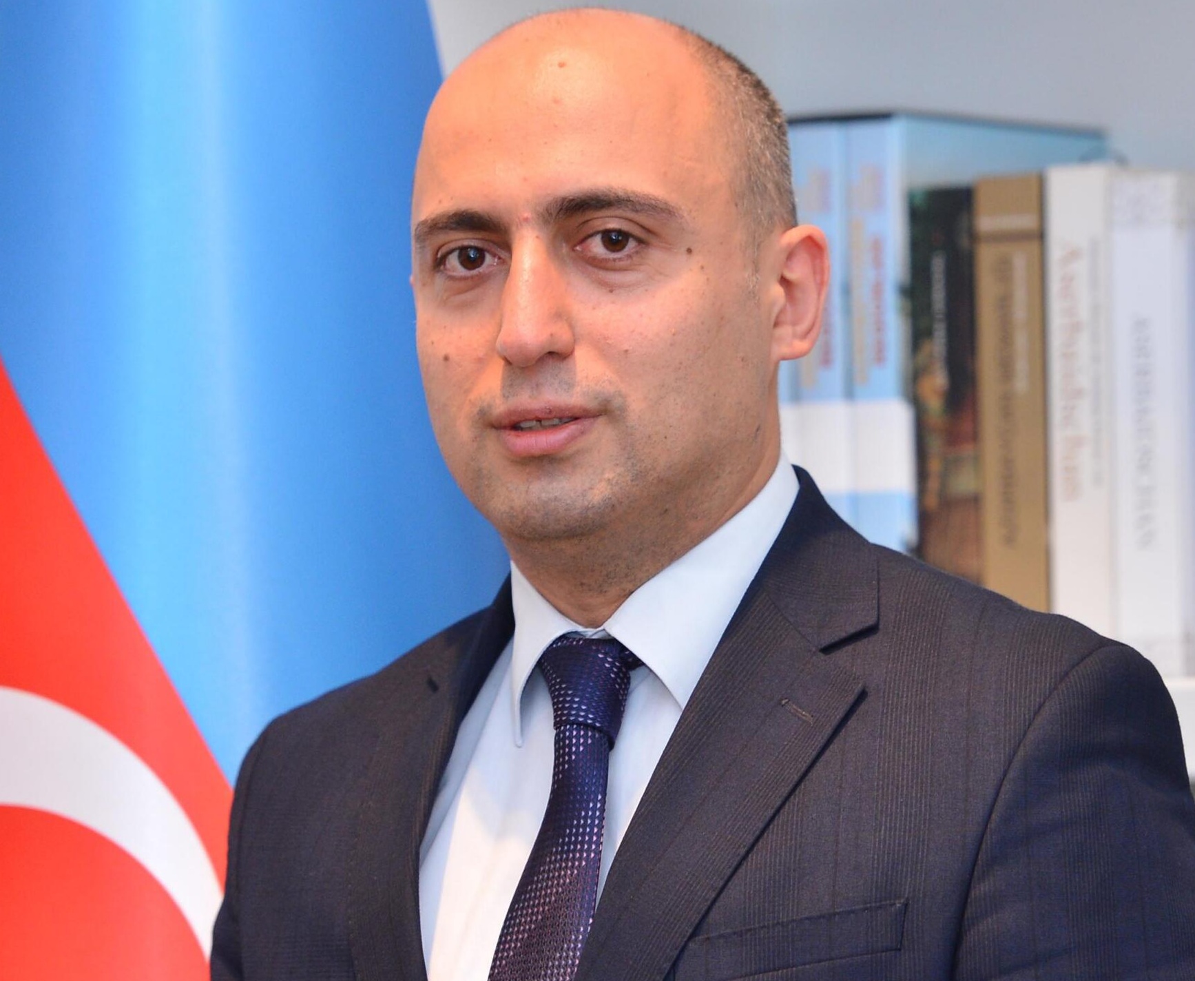 Emin Əmrullayev müəllimləri TƏBRİK EDİB