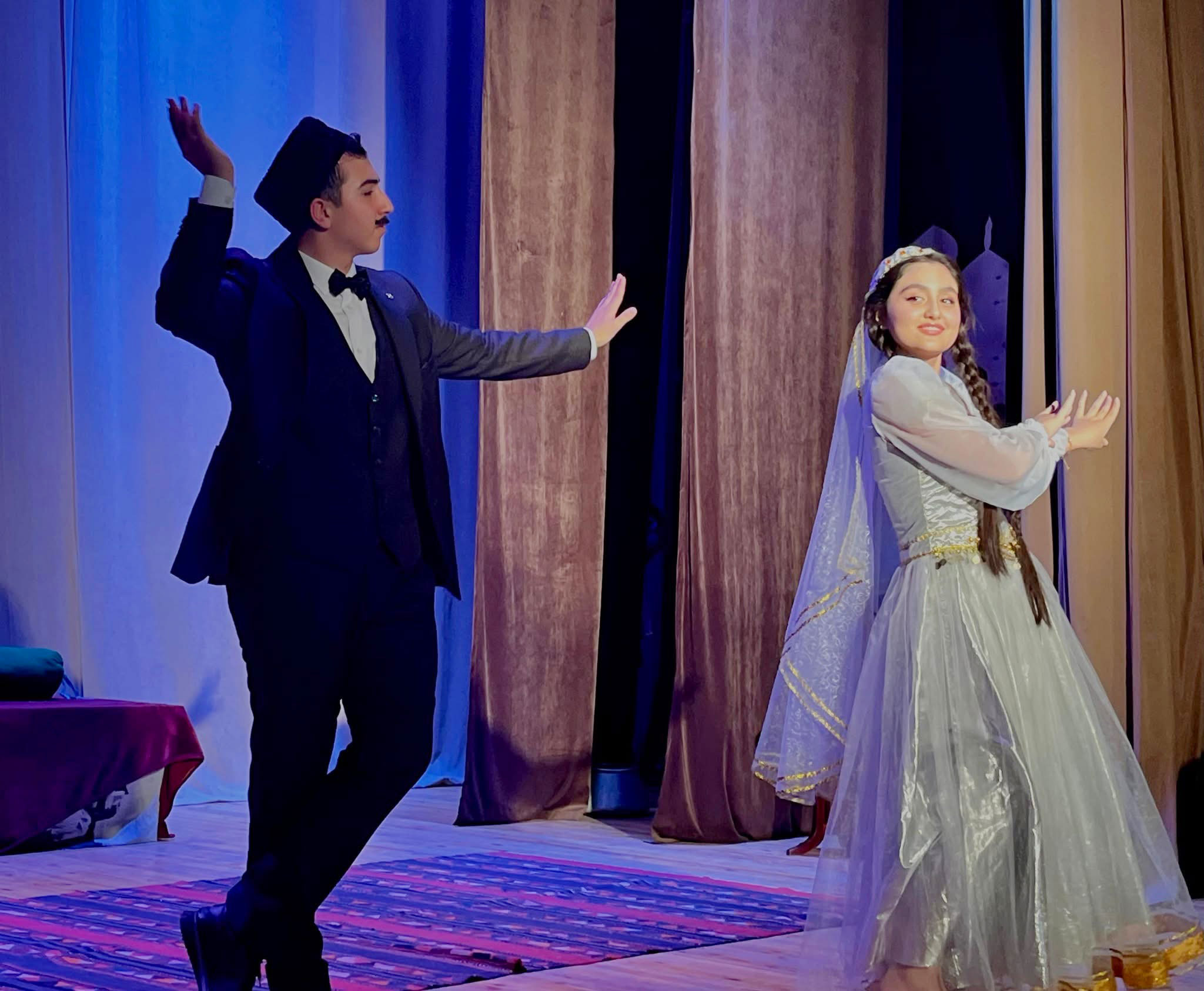 “Arşın mal alan” operettası məktəblilərin təqdimatında
