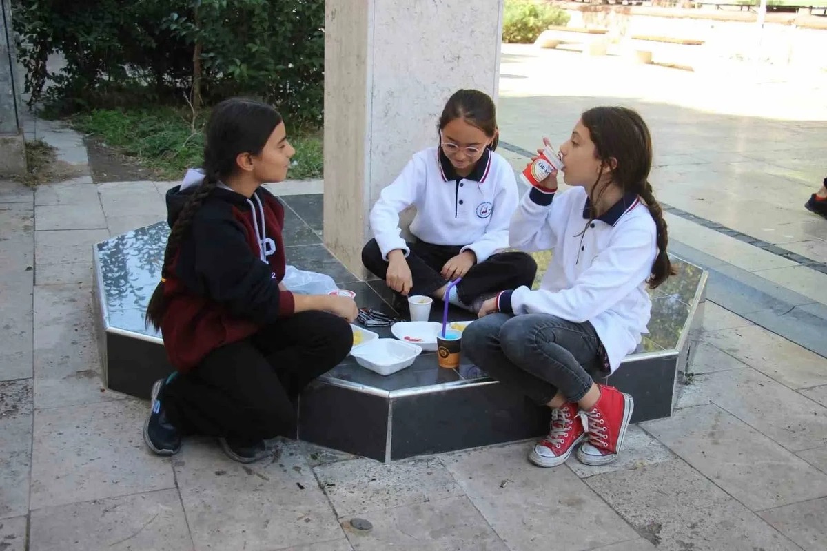 Şagirdlər yeməyi çöldə yerdə yeməyə məcbur oldular