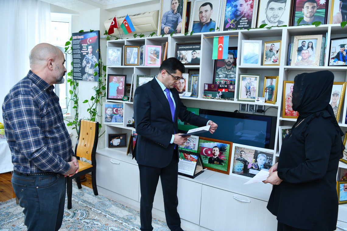 ADNSU rəhbərliyi və nümayəndə heyəti şəhid məzunların ailələrini ziyarət edib