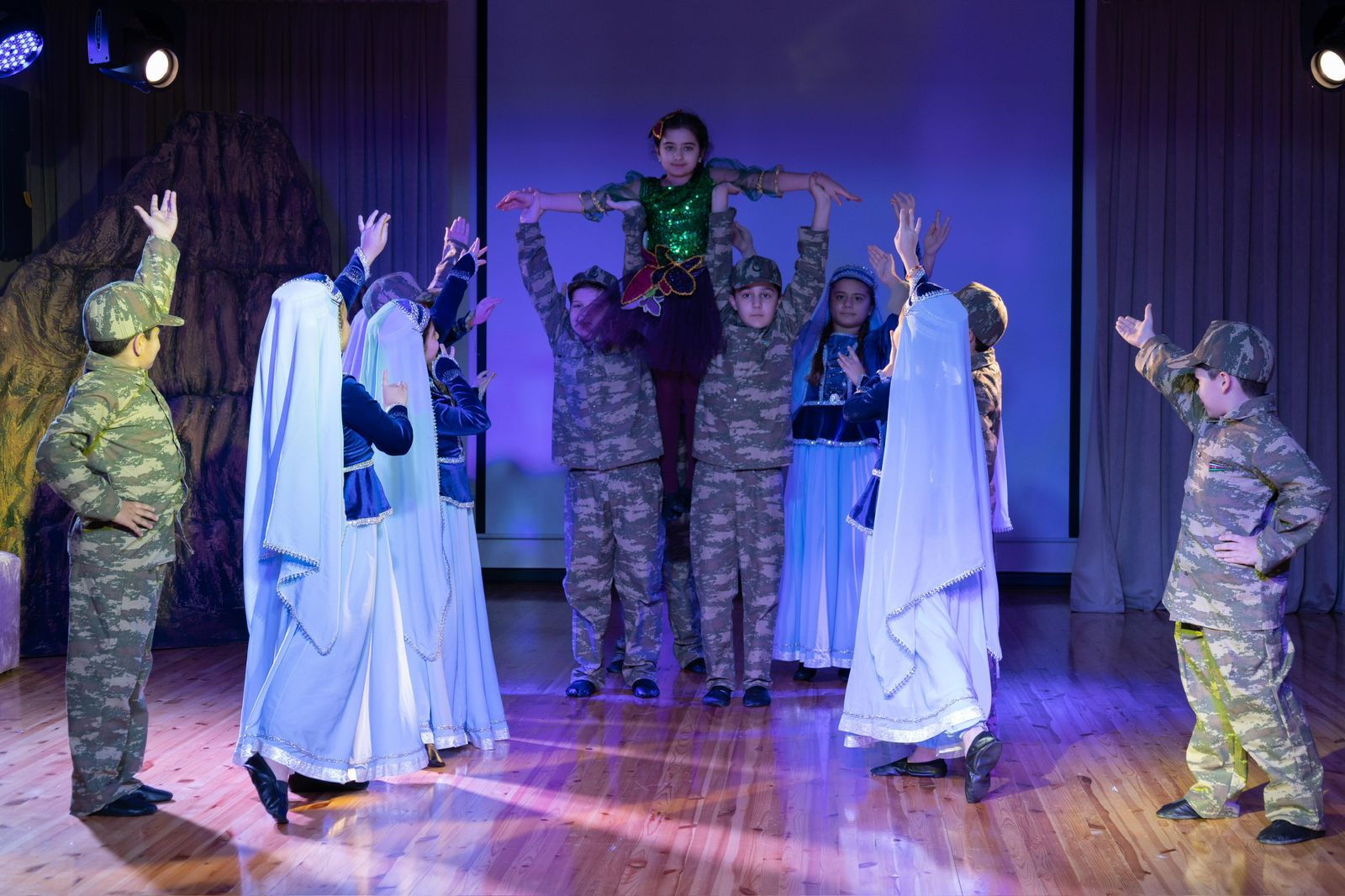 Şagirdlərdən “Bayraq yolu” tamaşası...