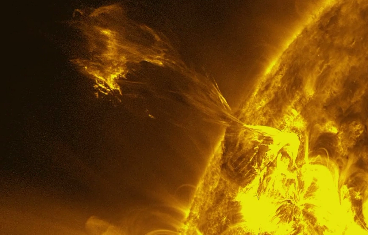 Günəşdə güclü partlayış olub