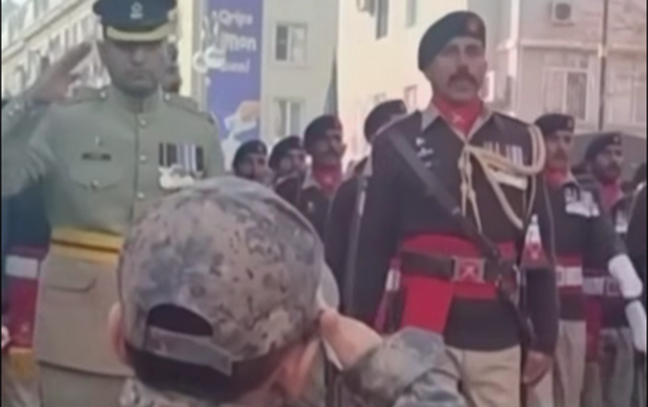 Pakistanlı hərbçilərin paradda azyaşlıya reaksiyası maraq doğurdu