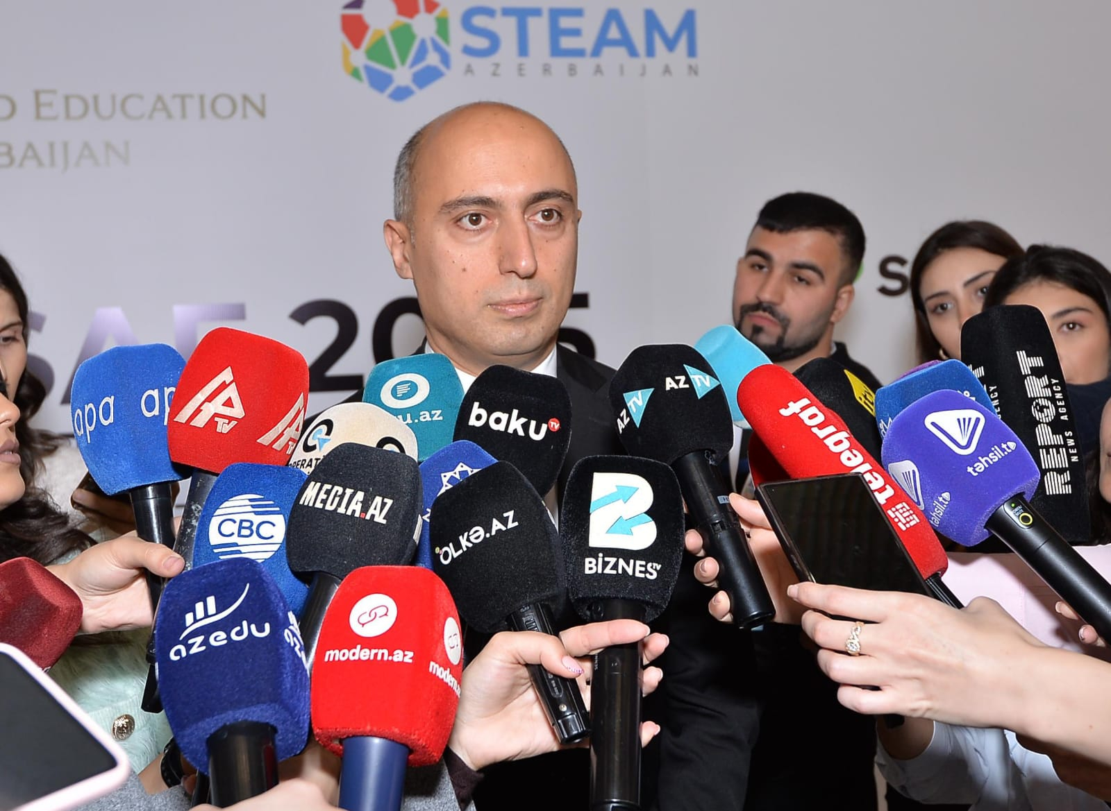 Əksər kənd məktəblərində müəllim çatışmazlığı var - Emin Əmrullayev