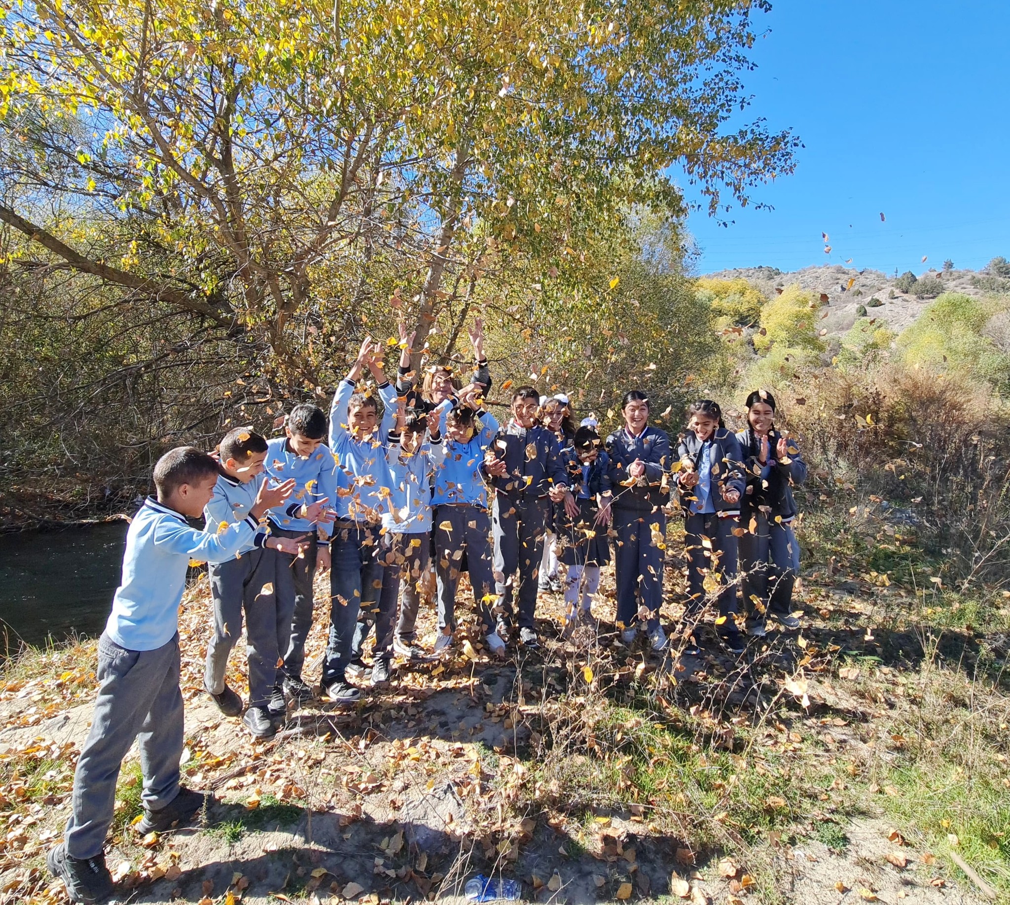 Laçında şagirdlər payız tətilini həm öyrənərək, həm də əylənərək keçirirlər