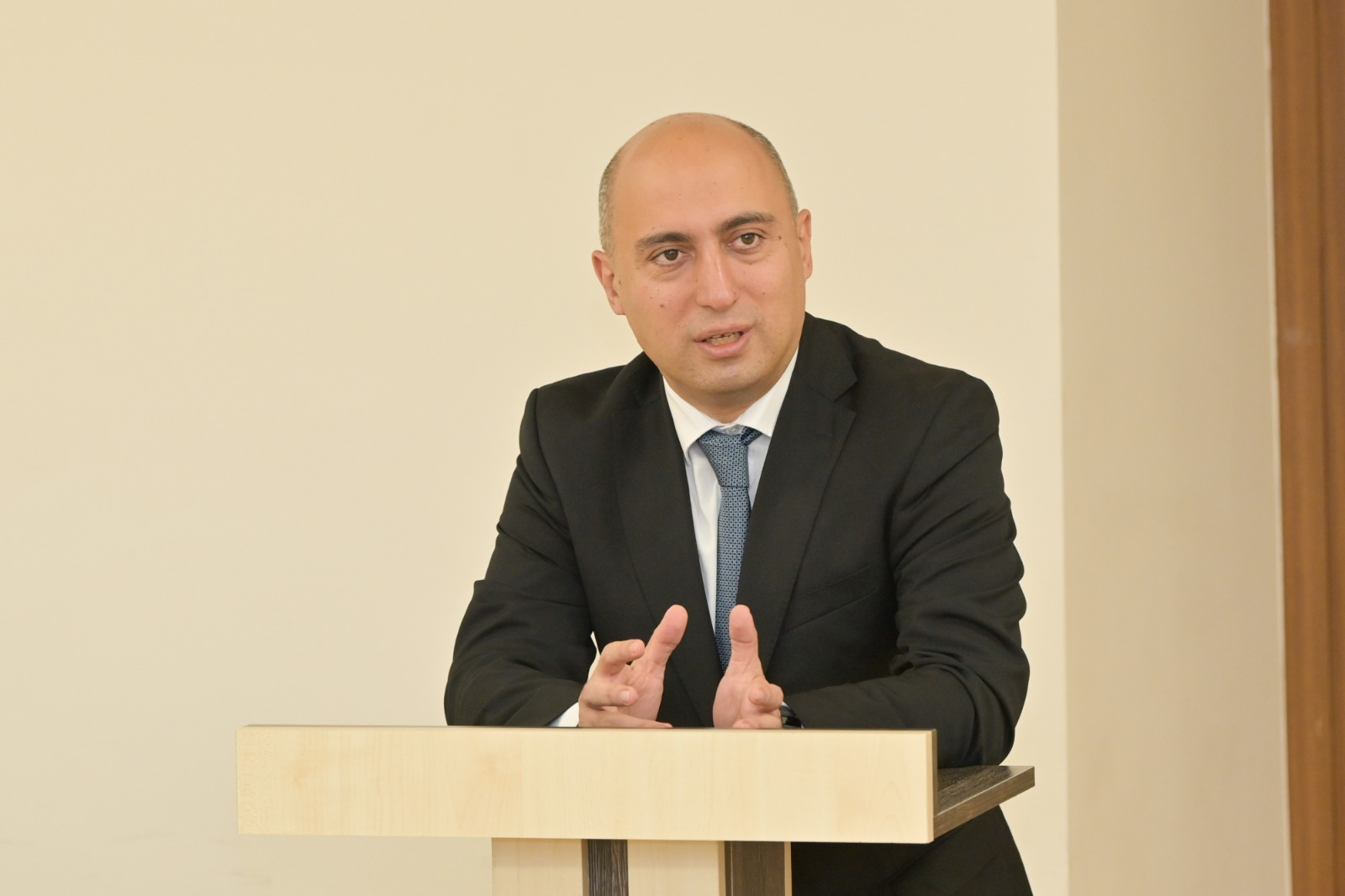 Biz müəllimin rifahını yaxşılaşdırmaqla həyatlarının müsbətə dəyişməsinə çalışırıq