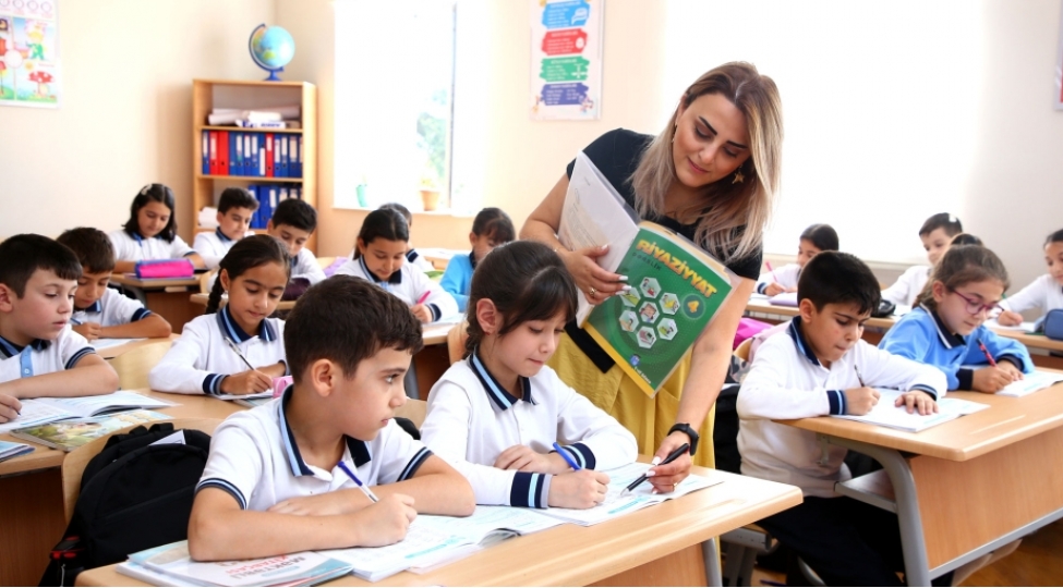 Müəllimin işi məktəbdə bitmir: “Problem saatlarda yox, sistemdədir”