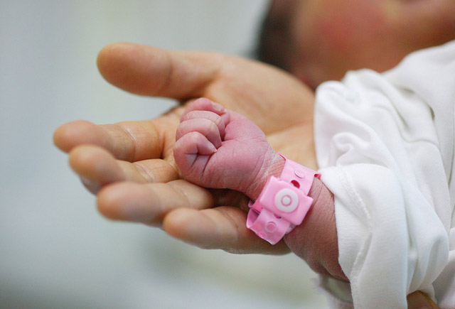 Ana 3 günlük körpəsini dənizə ataraq öldürüb