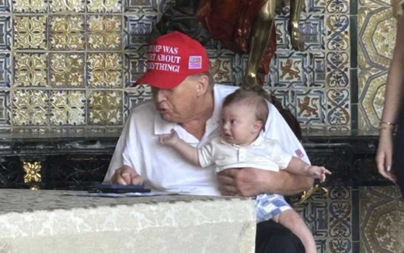 Tramp nəvəsi ilə - FOTO