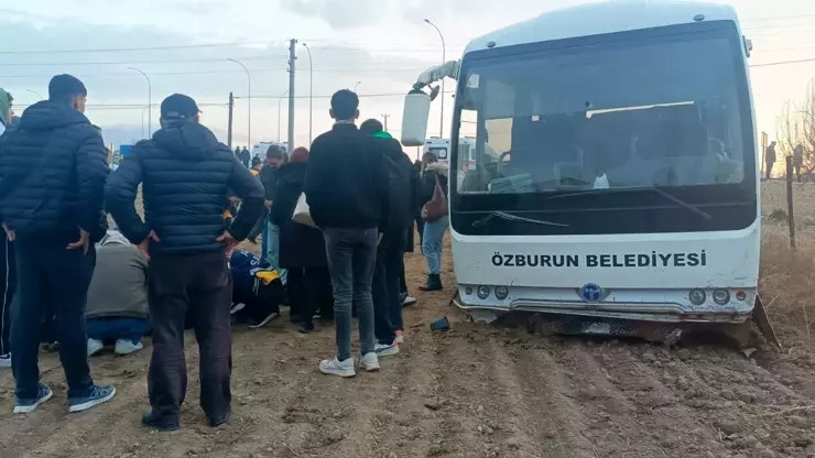 Məktəbli avtobusu TIR-la toqquşdu - 14 yaralı