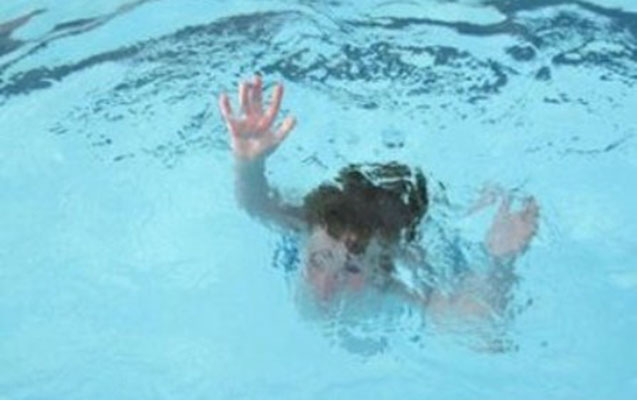 3 yaşlı uşaq hovuzda boğularaq ölüb