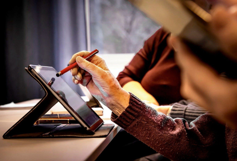 İsveçdə uşaqlarla böyüklər arasında süni intellektdən istifadə fərqi sürətlə artır