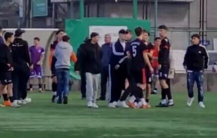 Şagirdlər müəllimə hücum etdi: 2 məktəbli saxlanıldı - VİDEO