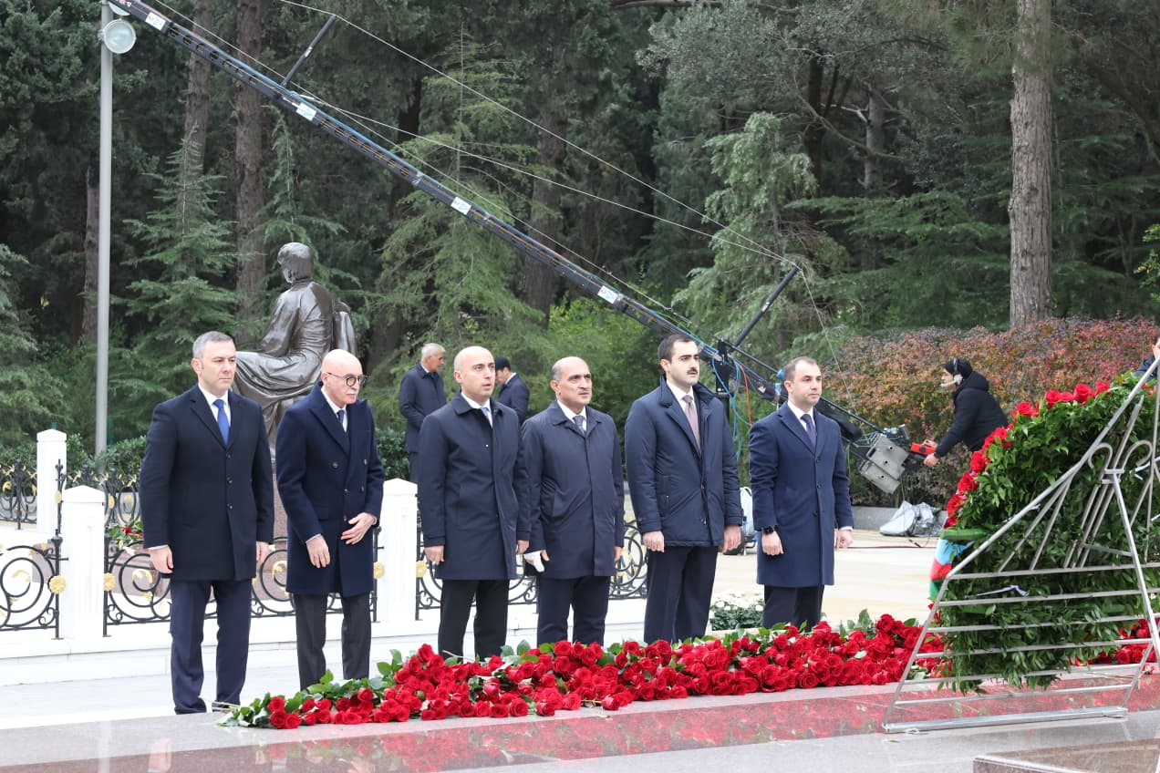 Elm və Təhsil Nazirliyinin kollektivi Fəxri xiyabanda - FOTOLAR