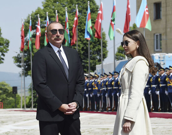 Birinci xanım İlham Əliyevi təbrik etdi