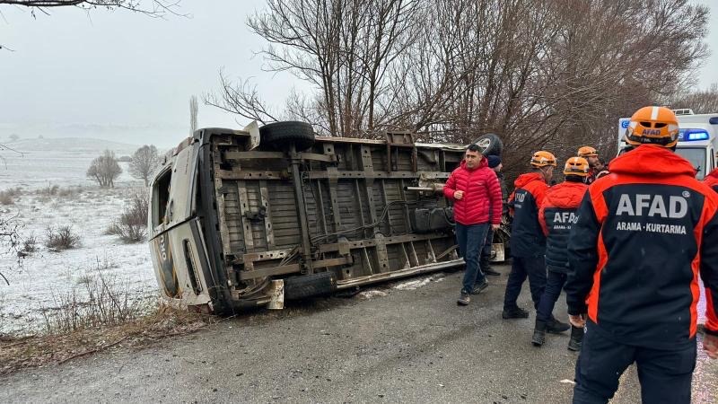 Sivasda şagirdləri daşıyan servis aşdı: yaralılar var