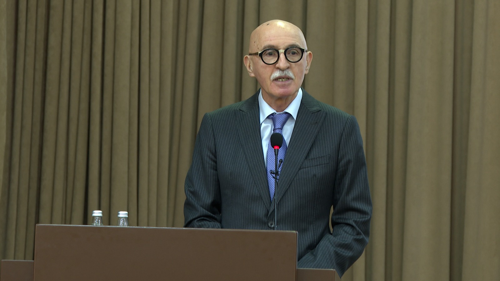 Təhsil sistemində dini təbliğatın aparılması düzgün deyil