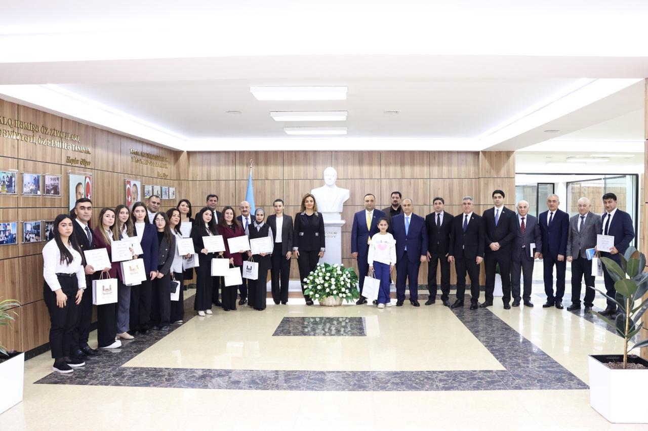 "İlin gənc müəllimi" mükafatlandırıldı - FOTOLAR