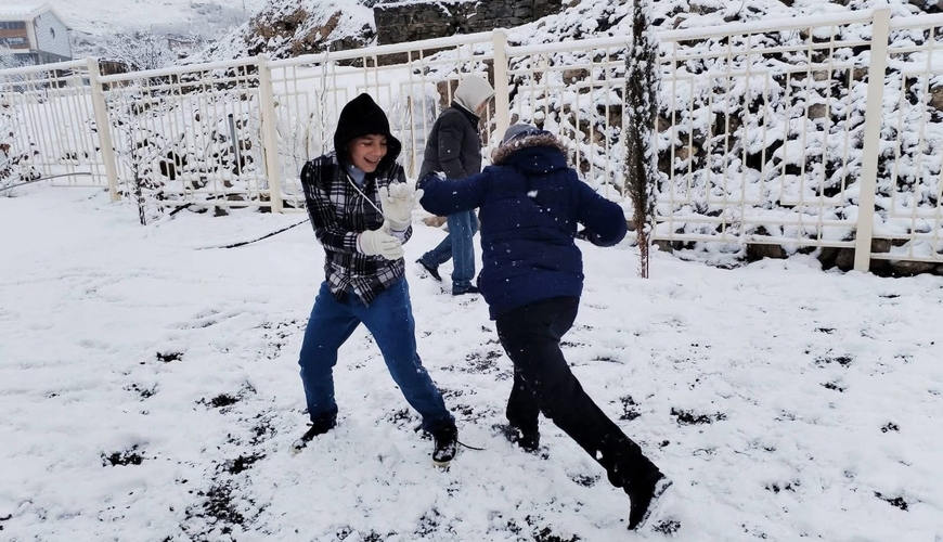 Kəlbəcər məktəblilərinin ilk qar sevinci -&nbsp;GÖRÜNTÜLƏR