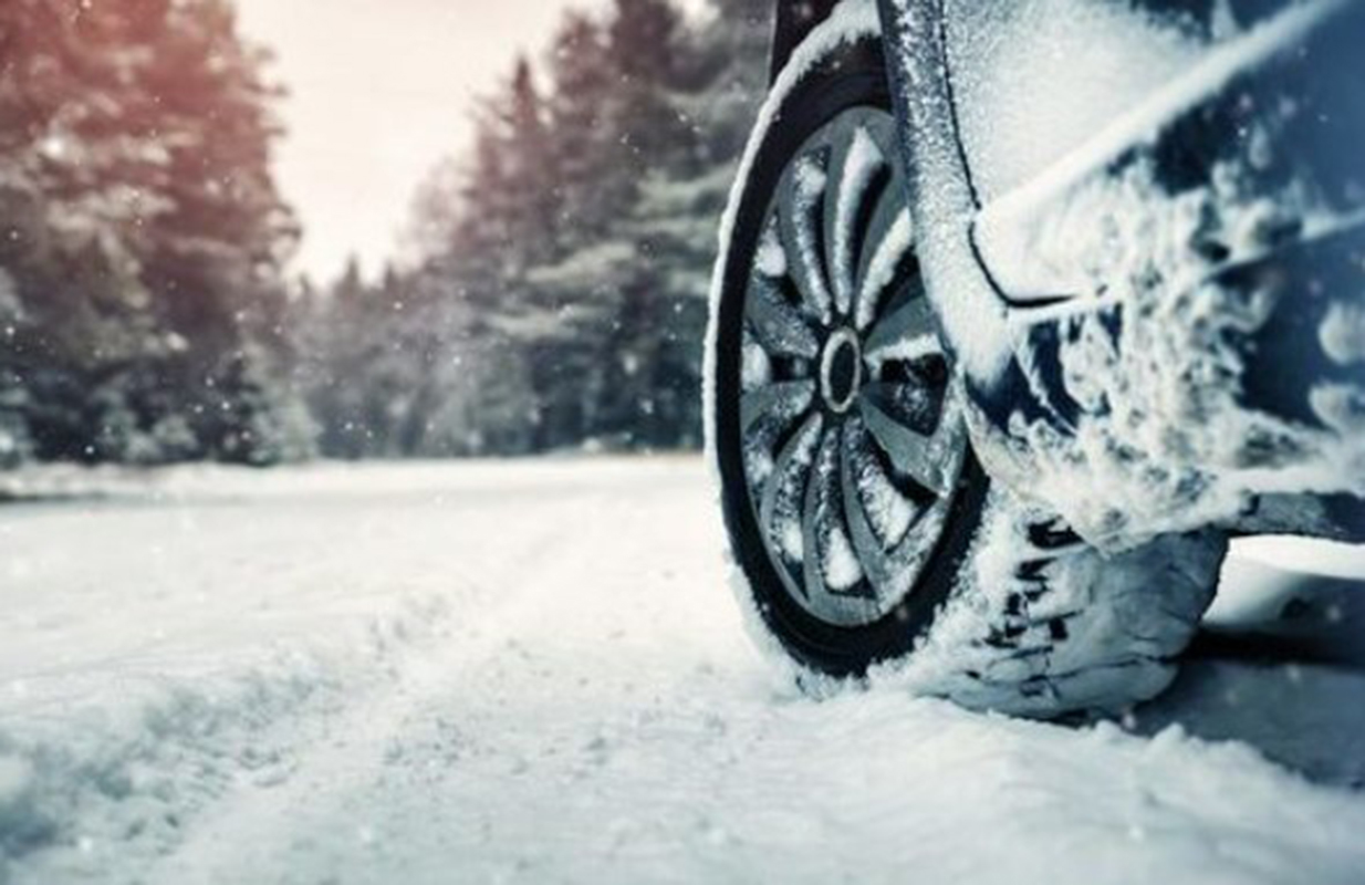 Qubada avtomobil qayadan aşdı -&nbsp;bir ailənin 3 üzvü xəsarət aldı