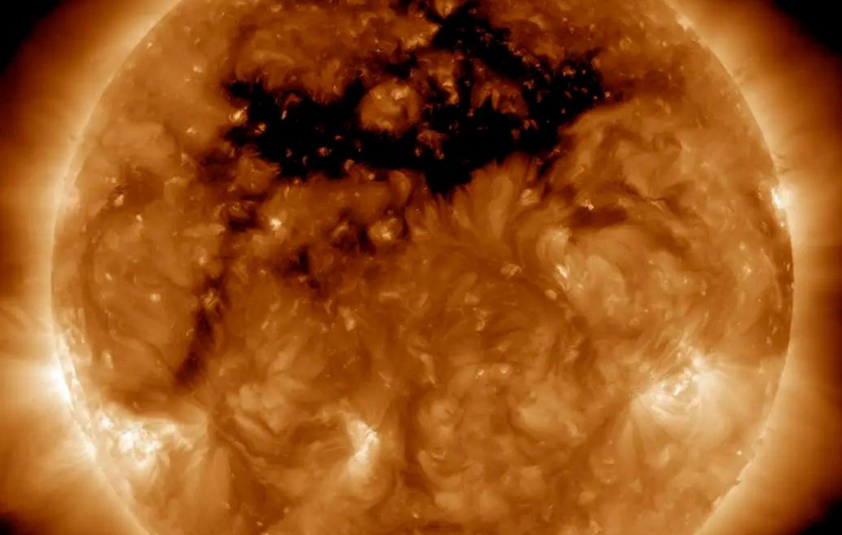 Günəşdə çox böyük ölçüdə tac dəliyi əmələ gəlib