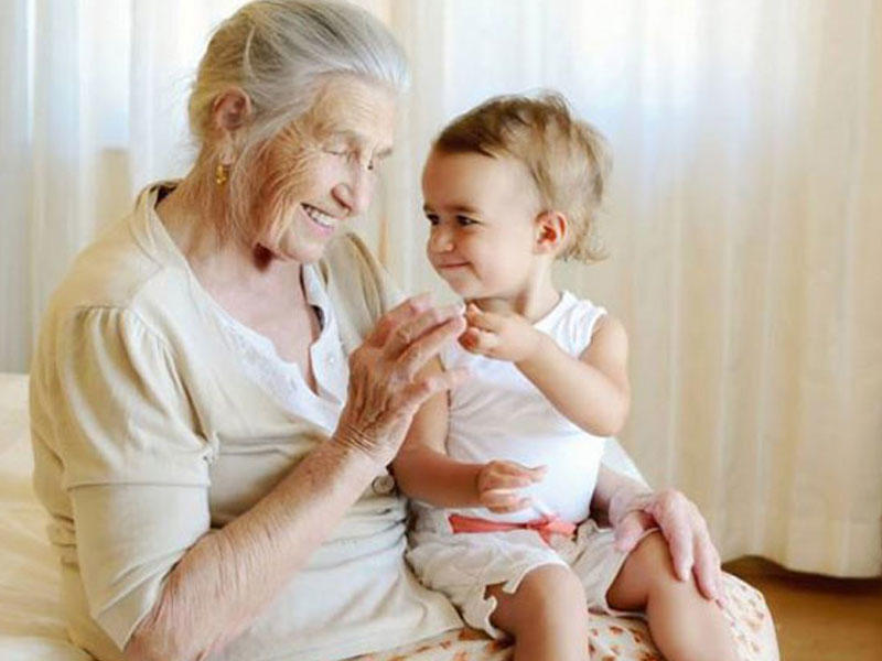 Nəvələri ilə vaxt keçirənlər daha gec qocalır