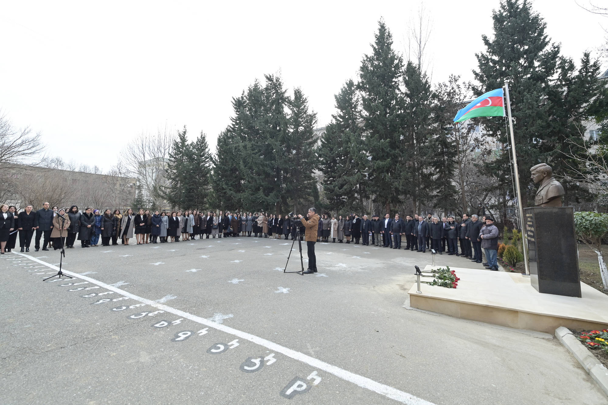 Emin Əmrullayev Mingəçevirdə Natiq Qasımov adına məktəbdə büstün açılışında iştirak edib