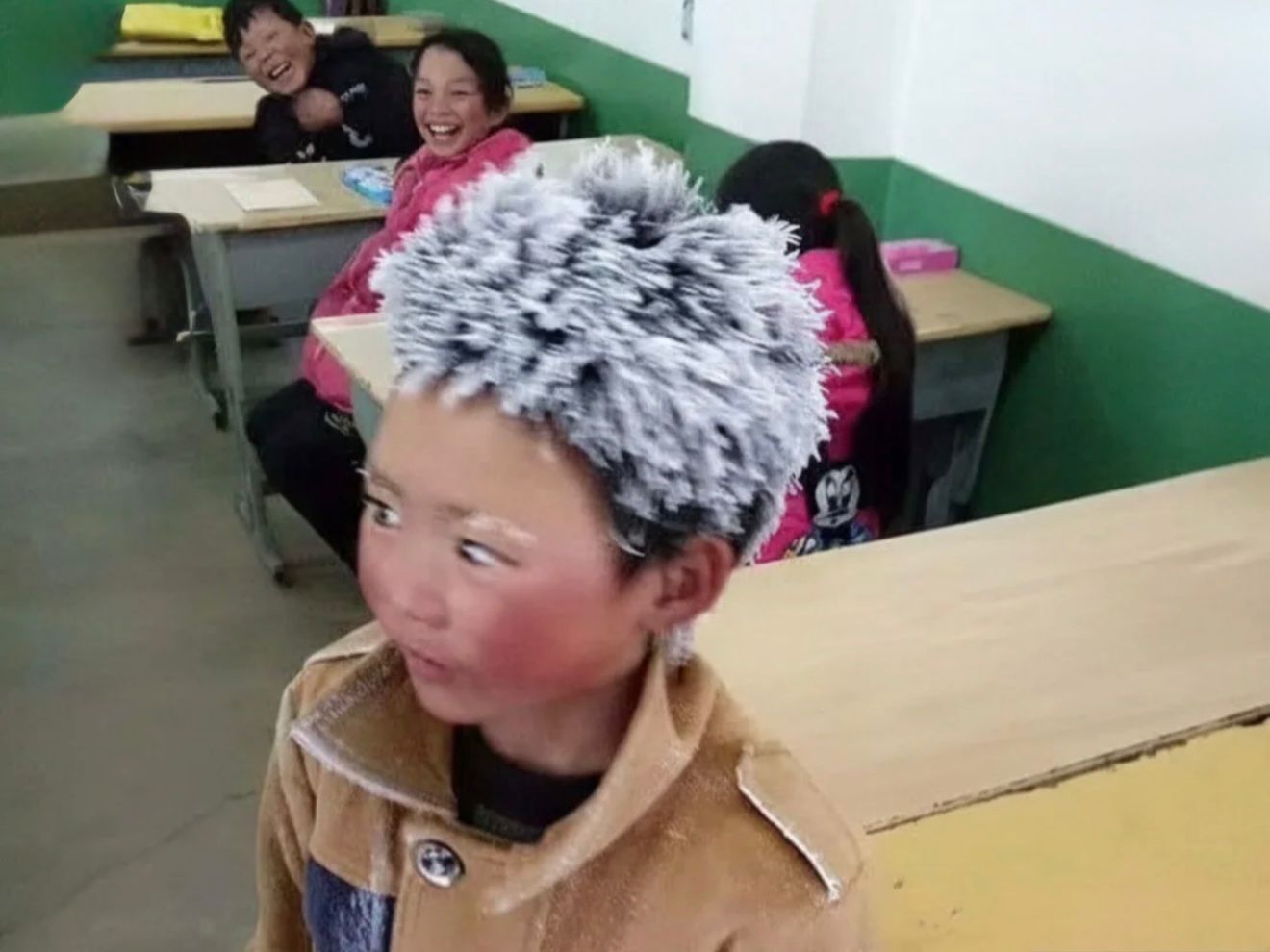 Yoxsul bir uşağın təhsil həvəsi milyonların gözünü açdı