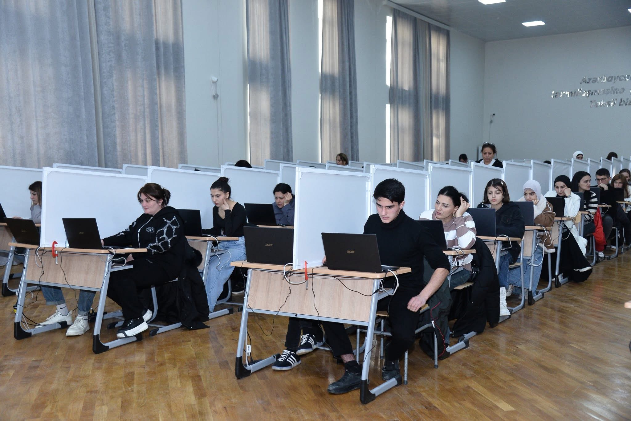 Paytaxtda elektron qaydada eksternat imtahanları keçirilib