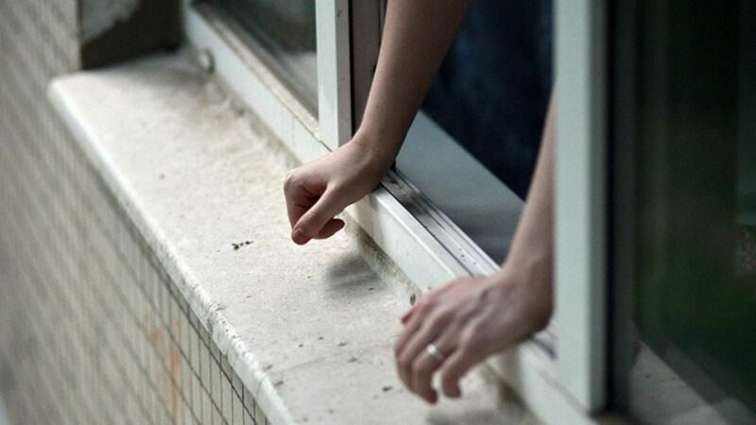 Bakıda şagird məktəbin pəncərəsindən yıxılıb