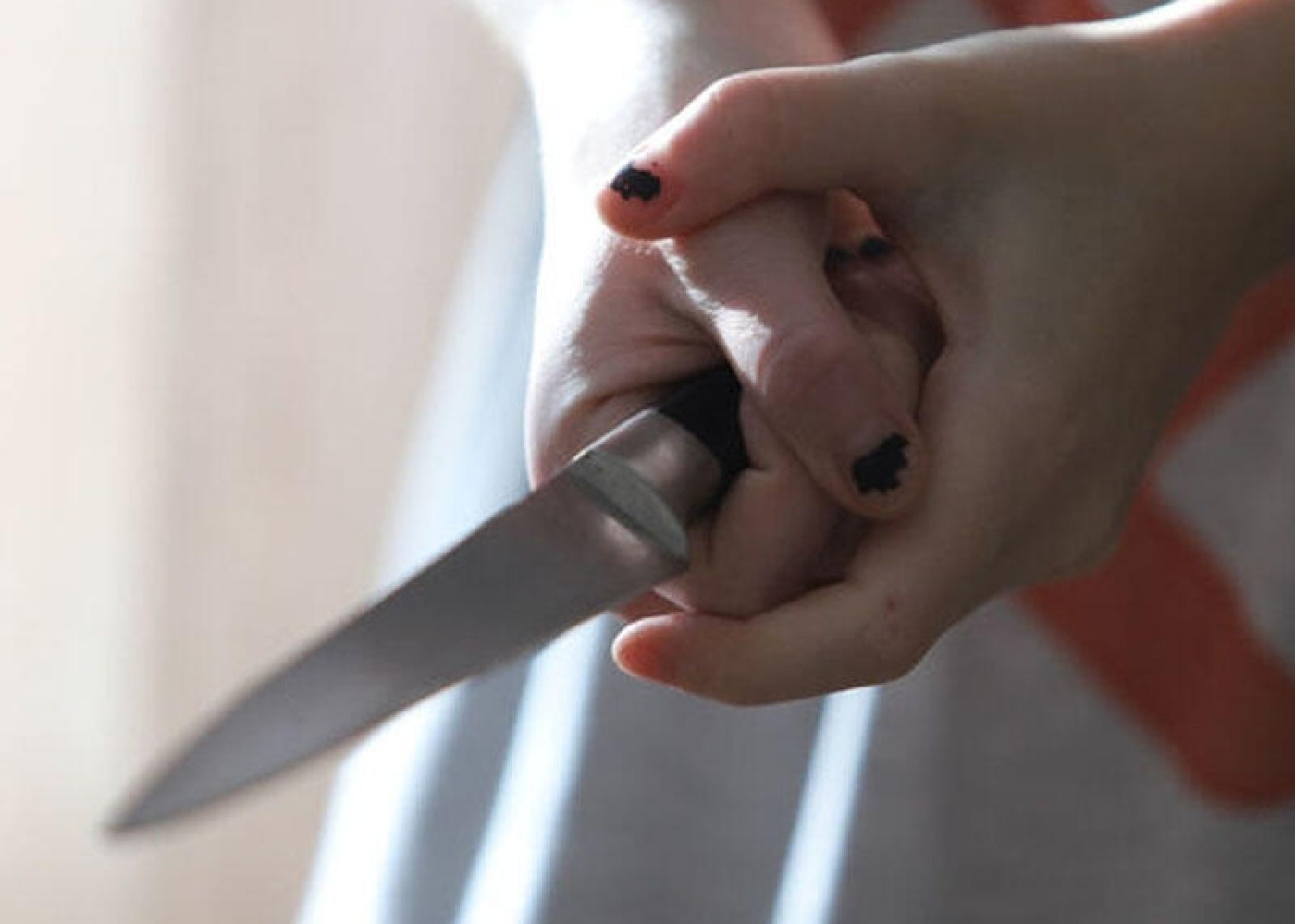 Atasını öldürməkdə ittiham olunan 15 yaşlı qız ev dustaqlığına buraxılıb