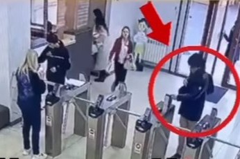 Müəllimini güllələyən şagirdin liseyə silahla daxilolma görüntüləri - ANBAAN VİDEO