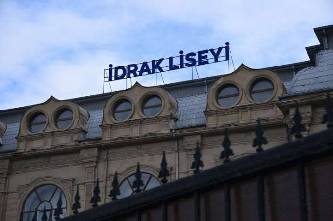 Yalana Məcnun kütlə, "İdrak" liseyi qışqırığı və sınan güzgü