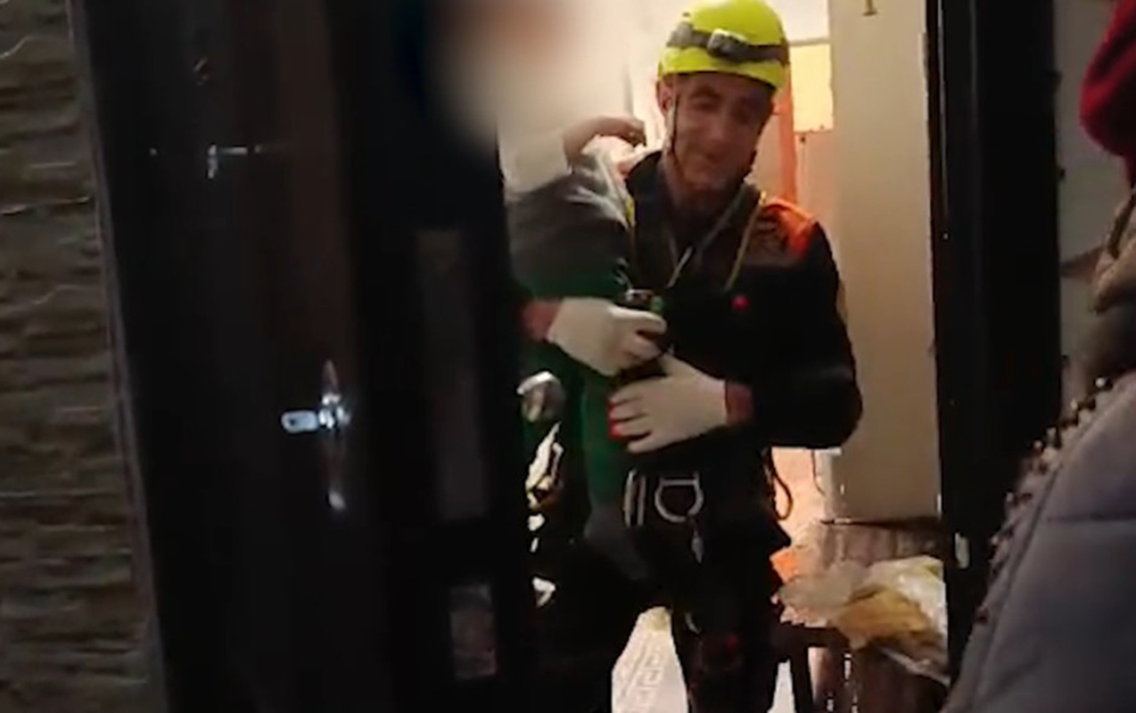 Evdə&nbsp;köməksiz qalan azyaşlı&nbsp;xilas edildi