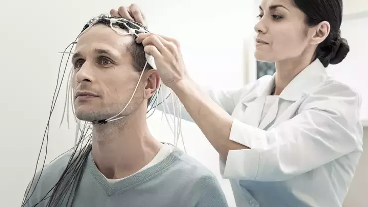 Beyinə elektrik verilməsi eqoizmi azalda bilər