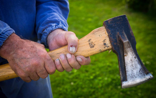 38 yaşlı kişi balta ilə uşaqlara hücum çəkib