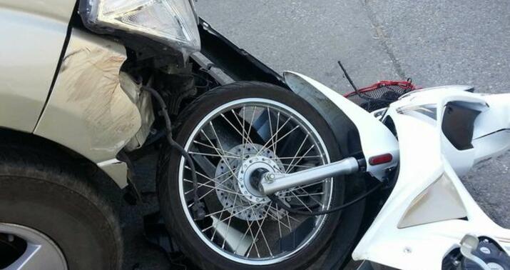 Avtomobil mopedlə toqquşdu: 17 yaşlı gənc xəsarət aldı