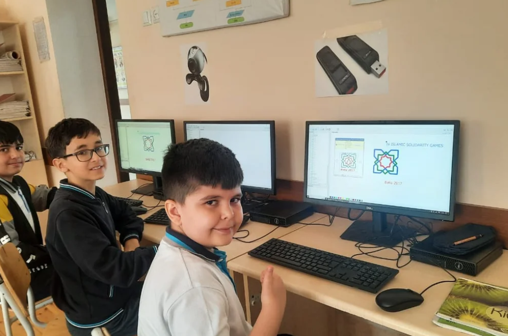 Son 4 ildə orta məktəblərə 200 mindən artıq kompüter verilib