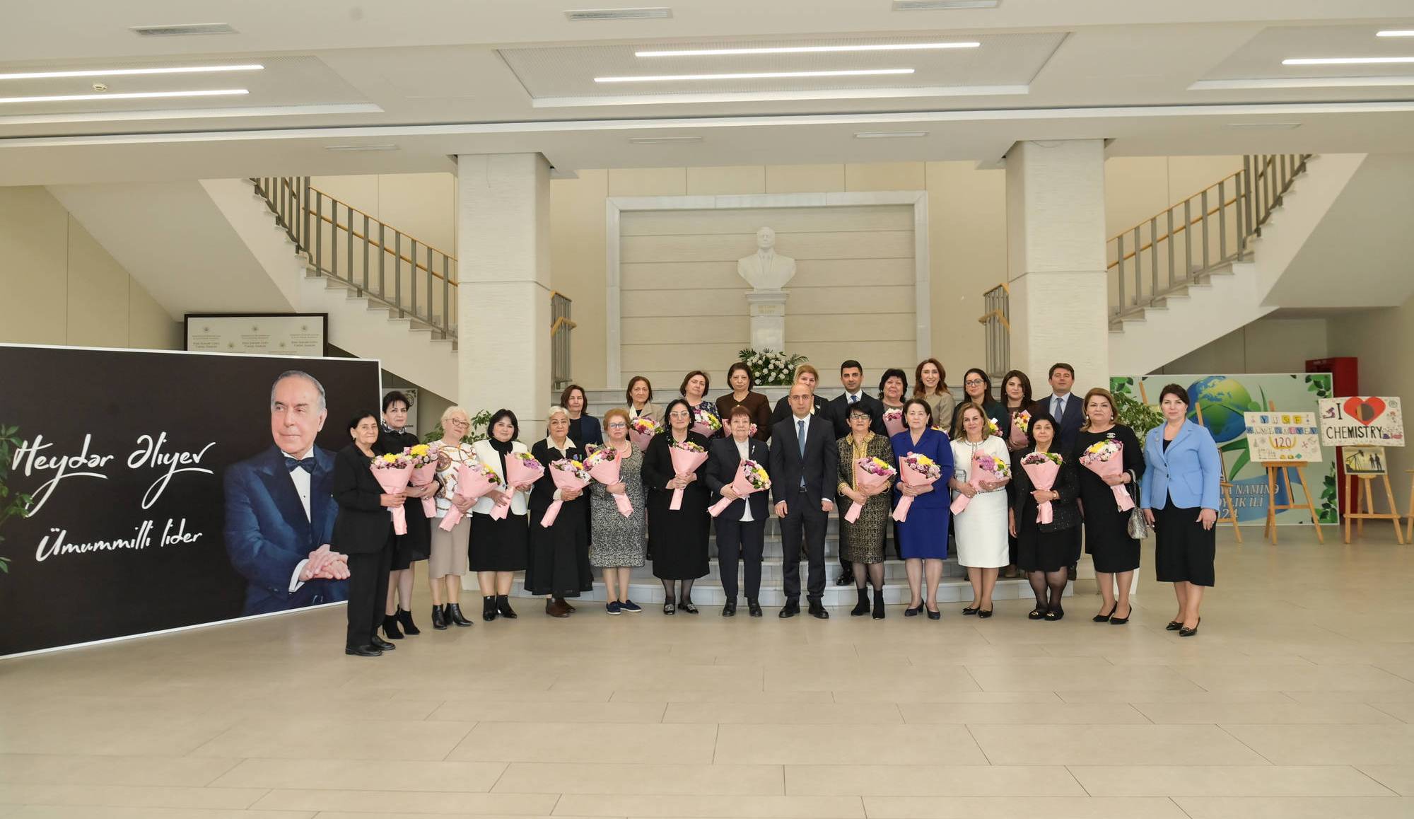 Nazir təqaüddə olan qabaqcıl qadın təhsil işçiləri ilə görüşüb