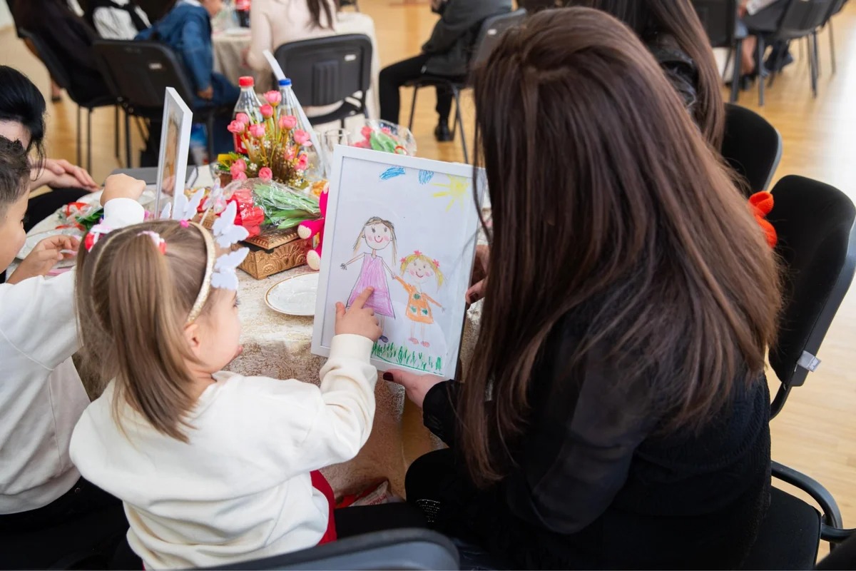 18 uşaq cəzaçəkmə müəssisəsində anaları ilə görüşüb